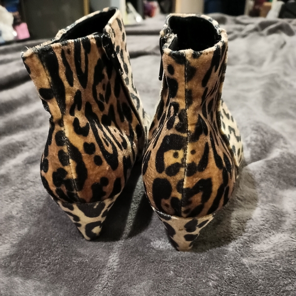 Leopard print kitten low heel booties - Picture 5 of 10